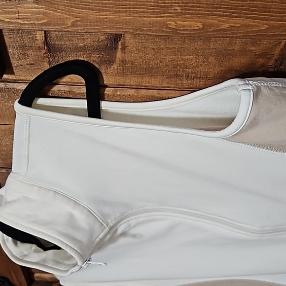 Roots Athletics Sleeveless Vest w/ Two-Way Zip, Est. Large - Picture 5 of 15